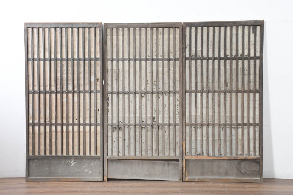 アンティーク建具　明治期　味わいのある木味の裏障子付き格子戸3枚セット　(R-083480)