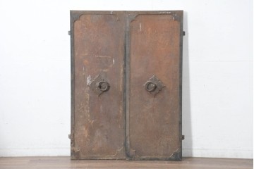 和製アンティーク　明治大正期　引き手の意匠が特徴の重厚な両開き鉄扉窓2枚(1対)セット　(R-083487)