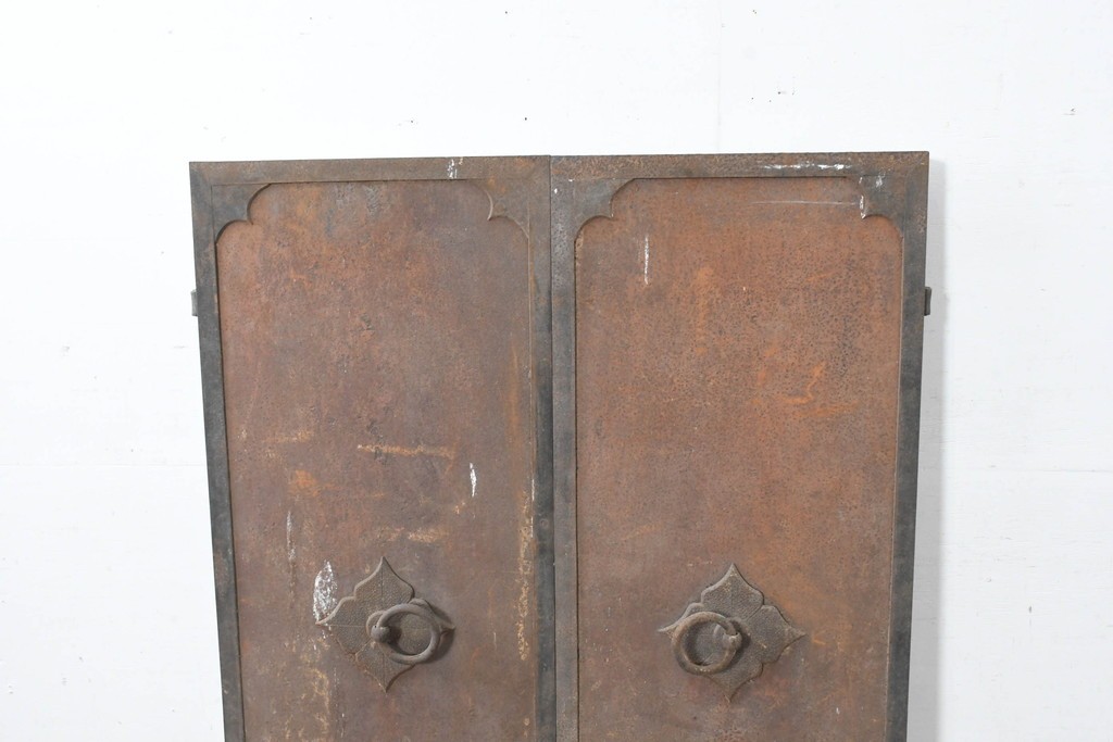 和製アンティーク　明治大正期　引き手の意匠が特徴の重厚な両開き鉄扉窓2枚(1対)セット　(R-083487)