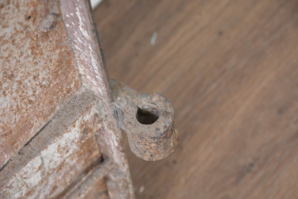 和製アンティーク　明治大正期　引き手の意匠が特徴の重厚な両開き鉄扉窓2枚(1対)セット　(R-083487)