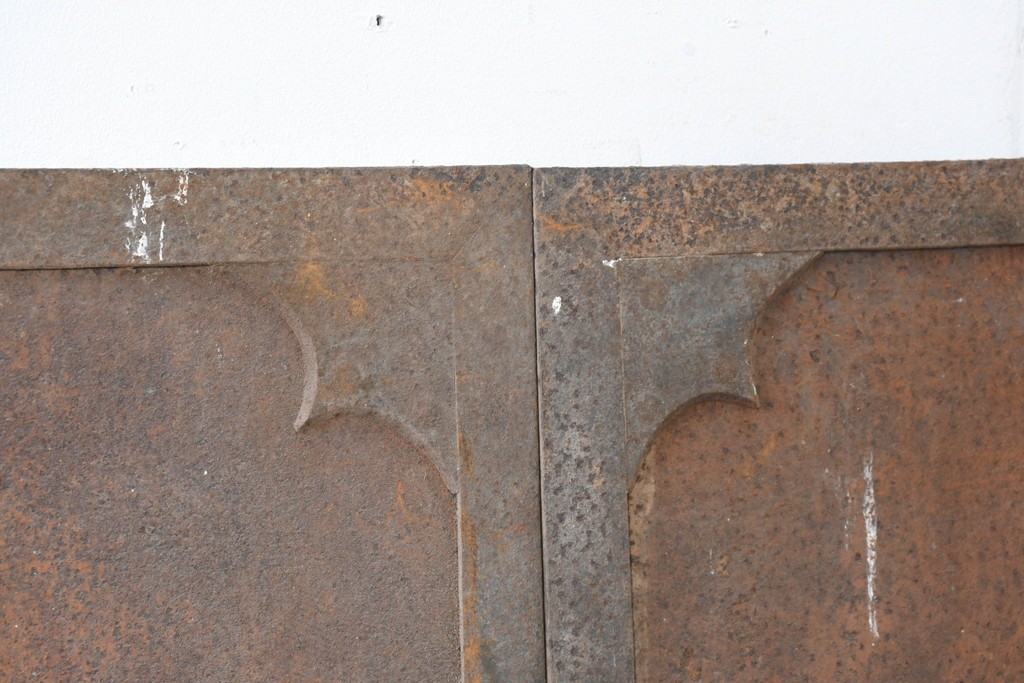 和製アンティーク　明治大正期　引き手の意匠が特徴の重厚な両開き鉄扉窓2枚(1対)セット　(R-083487)