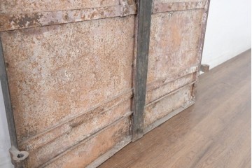 和製アンティーク　明治大正期　引き手の意匠が特徴の重厚な両開き鉄扉窓2枚(1対)セット　(R-083487)