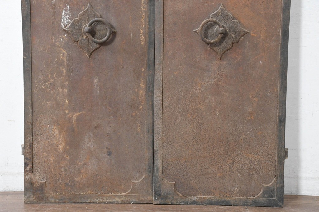 和製アンティーク　明治大正期　引き手の意匠が特徴の重厚な両開き鉄扉窓2枚(1対)セット　(R-083487)