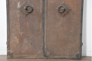 和製アンティーク　明治大正期　引き手の意匠が特徴の重厚な両開き鉄扉窓2枚(1対)セット　(R-083487)