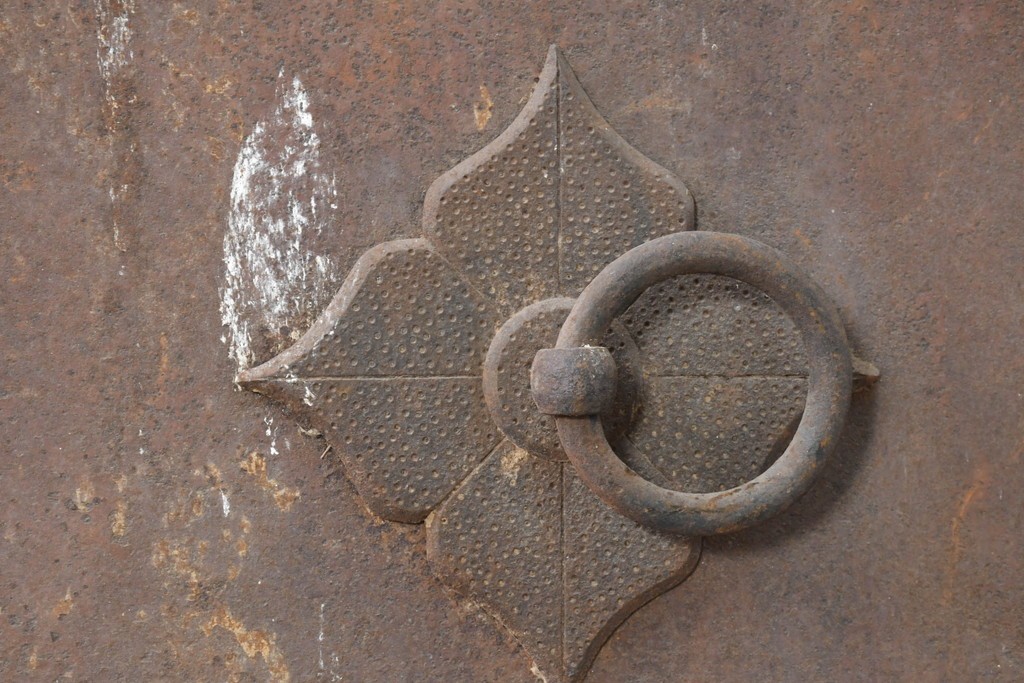 和製アンティーク　明治大正期　引き手の意匠が特徴の重厚な両開き鉄扉窓2枚(1対)セット　(R-083487)