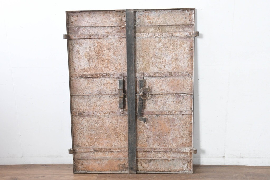 和製アンティーク　明治大正期　引き手の意匠が特徴の重厚な両開き鉄扉窓2枚(1対)セット　(R-083487)