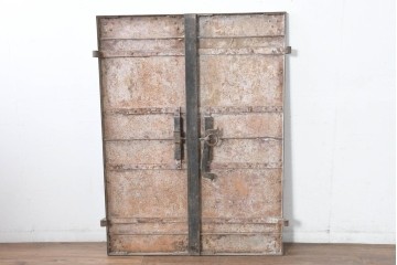 和製アンティーク　明治大正期　引き手の意匠が特徴の重厚な両開き鉄扉窓2枚(1対)セット　(R-083487)