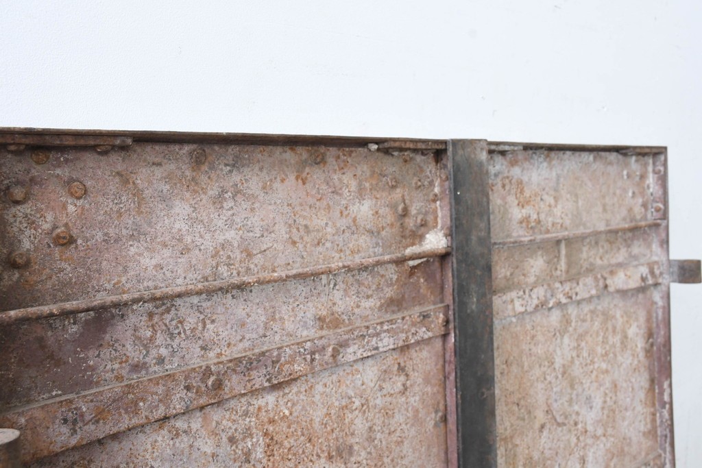 和製アンティーク　明治大正期　引き手の意匠が特徴の重厚な両開き鉄扉窓2枚(1対)セット　(R-083487)