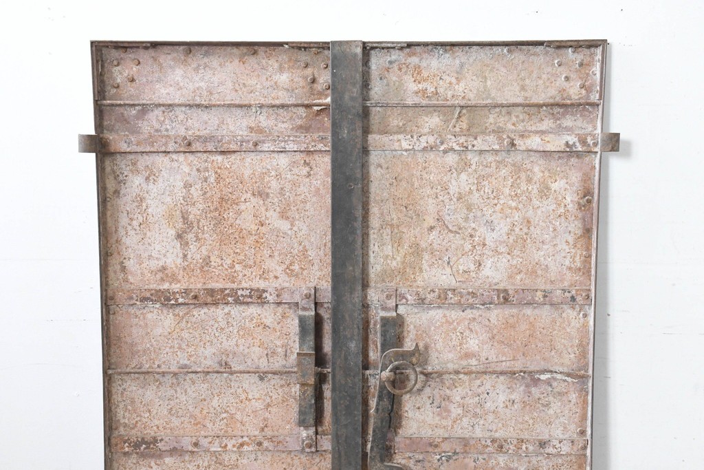 和製アンティーク　明治大正期　引き手の意匠が特徴の重厚な両開き鉄扉窓2枚(1対)セット　(R-083487)