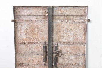 和製アンティーク　明治大正期　引き手の意匠が特徴の重厚な両開き鉄扉窓2枚(1対)セット　(R-083487)