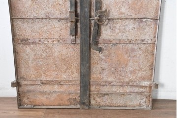 和製アンティーク　明治大正期　引き手の意匠が特徴の重厚な両開き鉄扉窓2枚(1対)セット　(R-083487)