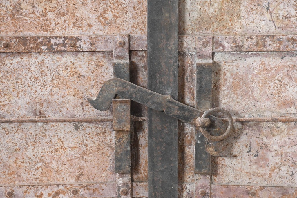 和製アンティーク　明治大正期　引き手の意匠が特徴の重厚な両開き鉄扉窓2枚(1対)セット　(R-083487)