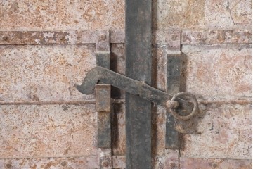 和製アンティーク　明治大正期　引き手の意匠が特徴の重厚な両開き鉄扉窓2枚(1対)セット　(R-083487)