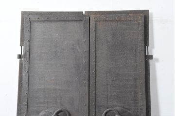 和製アンティーク　希少!!　重厚な佇まいが魅力的な古い蔵の鉄扉1対2枚セット(玄関ドア、両開き扉、蔵戸)(R-083488)
