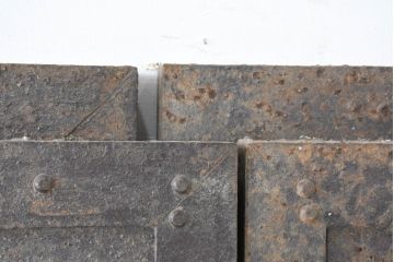 和製アンティーク　希少!!　重厚な佇まいが魅力的な古い蔵の鉄扉1対2枚セット(玄関ドア、両開き扉、蔵戸)(R-083488)
