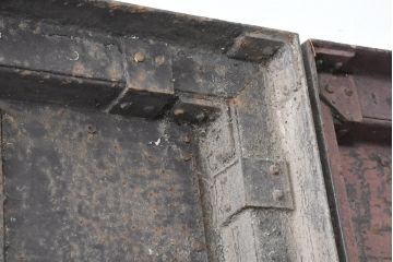和製アンティーク　希少!!　重厚な佇まいが魅力的な古い蔵の鉄扉1対2枚セット(玄関ドア、両開き扉、蔵戸)(R-083488)