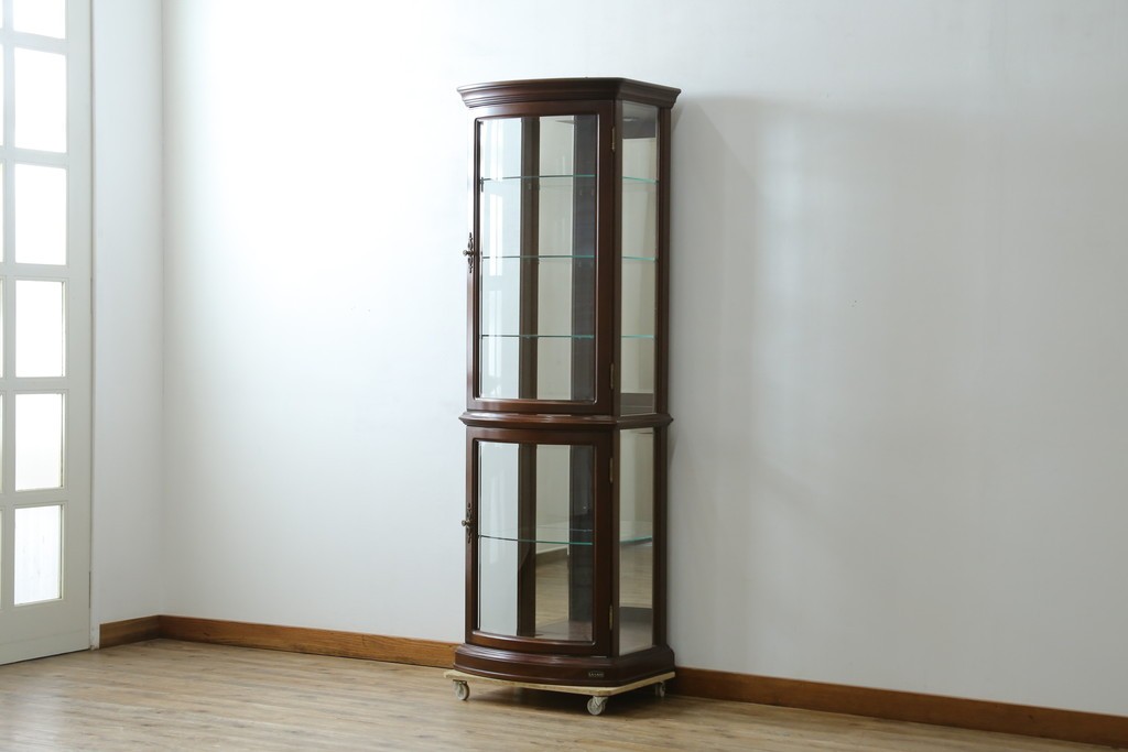 中古　美品　イタリア　ラ・カーサ(LA CASA)　モダンデザインでコレクションや雑貨を美しく魅せる曲げガラス入り縦型キャビネット　(R-083504)