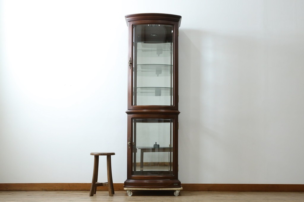 中古　美品　イタリア　ラ・カーサ(LA CASA)　モダンデザインでコレクションや雑貨を美しく魅せる曲げガラス入り縦型キャビネット　(R-083504)