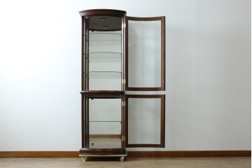 中古　美品　イタリア　ラ・カーサ(LA CASA)　モダンデザインでコレクションや雑貨を美しく魅せる曲げガラス入り縦型キャビネット　(R-083504)