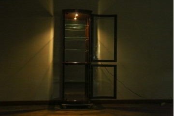 中古　美品　イタリア　ラ・カーサ(LA CASA)　モダンデザインでコレクションや雑貨を美しく魅せる曲げガラス入り縦型キャビネット　(R-083504)