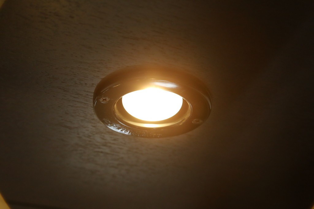 中古　美品　イタリア　ラ・カーサ(LA CASA)　モダンデザインでコレクションや雑貨を美しく魅せる曲げガラス入り縦型キャビネット　(R-083504)