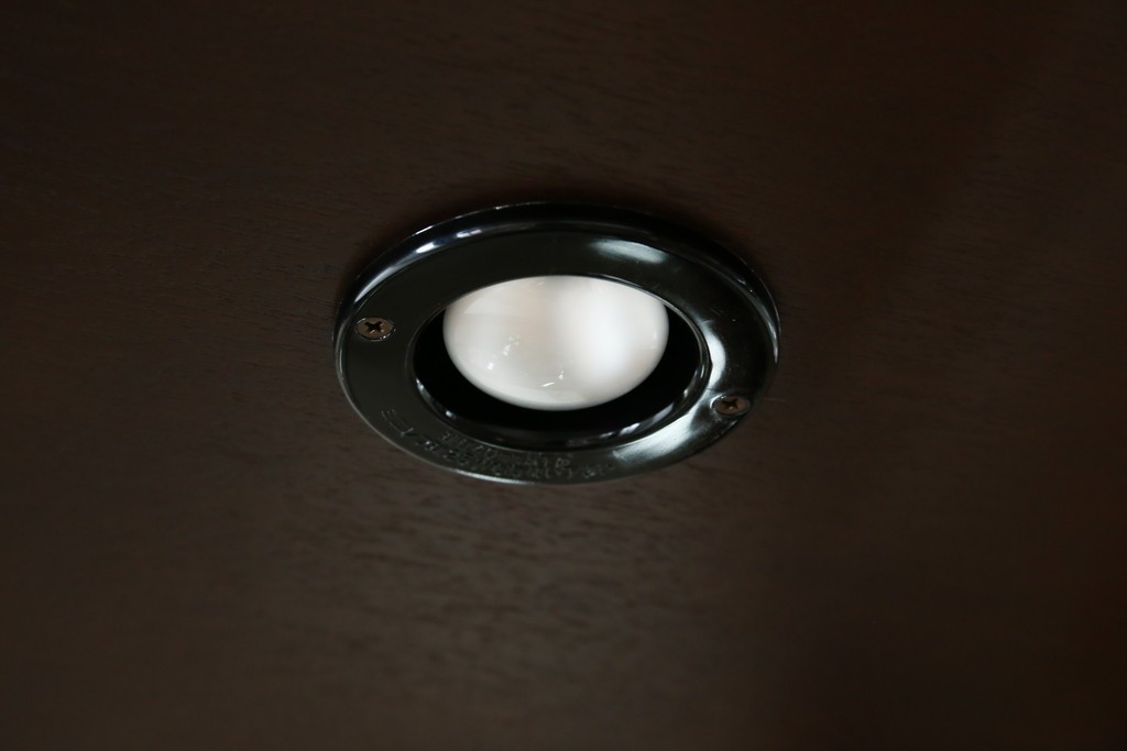 中古　美品　イタリア　ラ・カーサ(LA CASA)　モダンデザインでコレクションや雑貨を美しく魅せる曲げガラス入り縦型キャビネット　(R-083504)