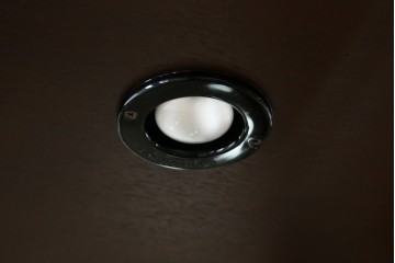 中古　美品　イタリア　ラ・カーサ(LA CASA)　モダンデザインでコレクションや雑貨を美しく魅せる曲げガラス入り縦型キャビネット　(R-083504)