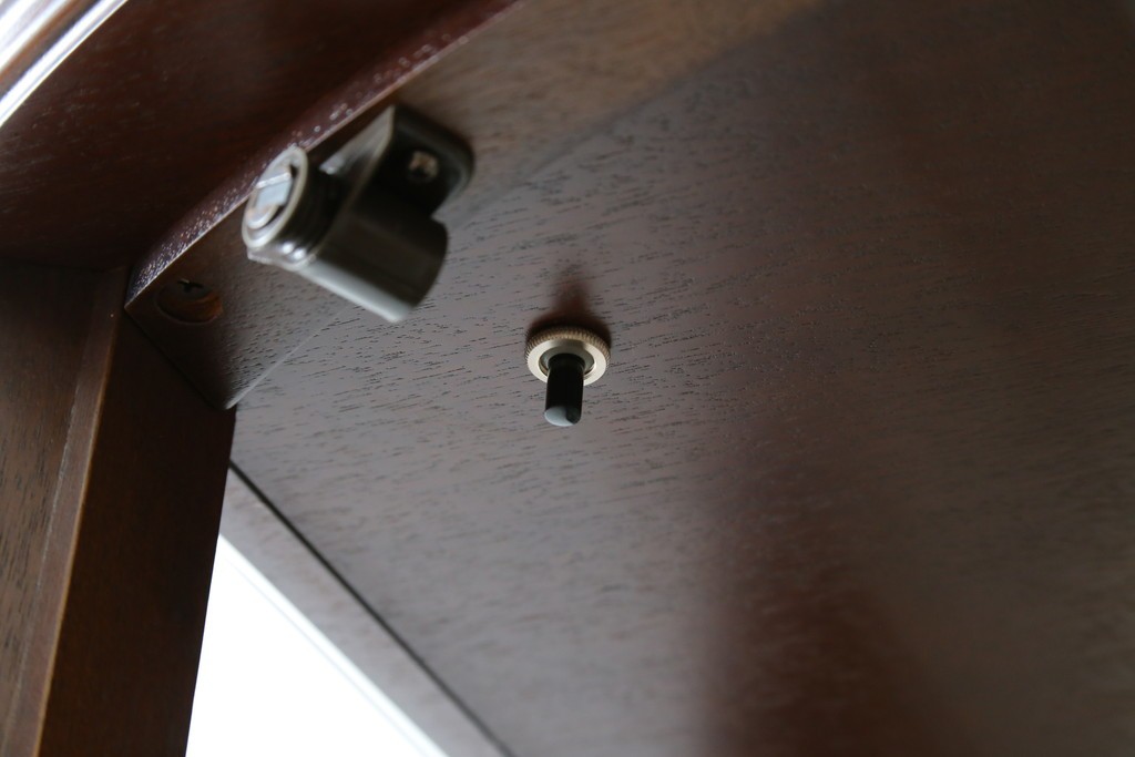 中古　美品　イタリア　ラ・カーサ(LA CASA)　モダンデザインでコレクションや雑貨を美しく魅せる曲げガラス入り縦型キャビネット　(R-083504)