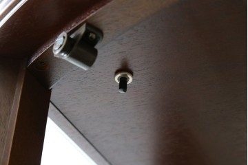 中古　美品　イタリア　ラ・カーサ(LA CASA)　モダンデザインでコレクションや雑貨を美しく魅せる曲げガラス入り縦型キャビネット　(R-083504)