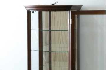 中古　美品　イタリア　ラ・カーサ(LA CASA)　モダンデザインでコレクションや雑貨を美しく魅せる曲げガラス入り縦型キャビネット　(R-083504)