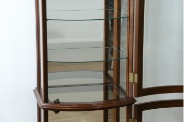 中古　美品　イタリア　ラ・カーサ(LA CASA)　モダンデザインでコレクションや雑貨を美しく魅せる曲げガラス入り縦型キャビネット　(R-083504)