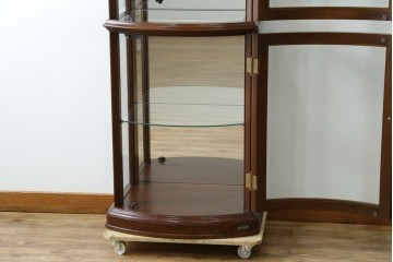 中古　美品　イタリア　ラ・カーサ(LA CASA)　モダンデザインでコレクションや雑貨を美しく魅せる曲げガラス入り縦型キャビネット　(R-083504)