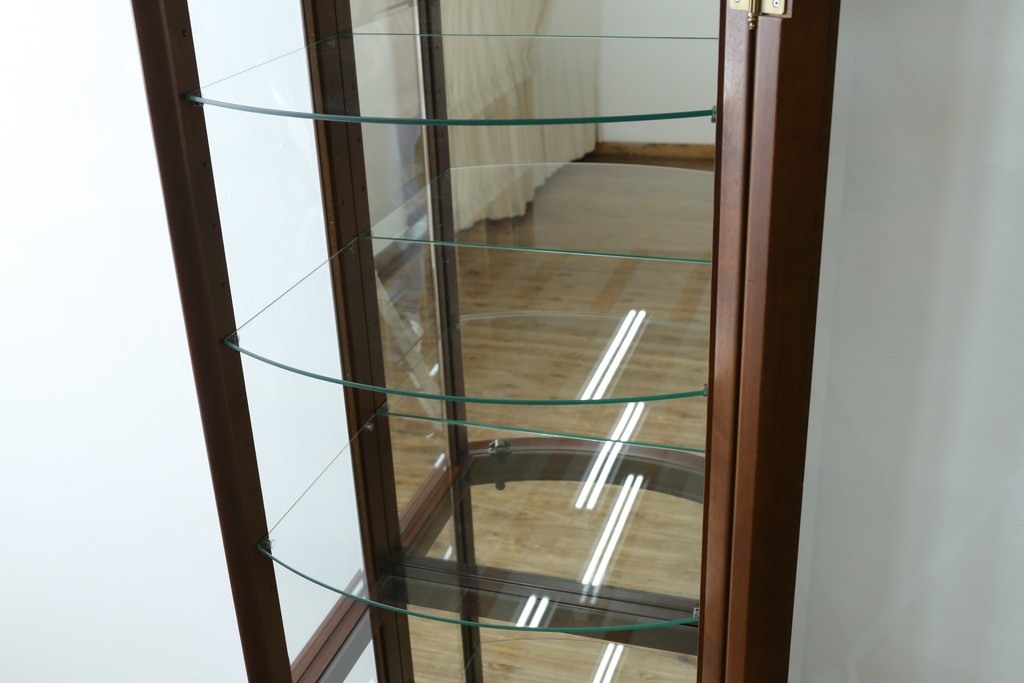 中古　美品　イタリア　ラ・カーサ(LA CASA)　モダンデザインでコレクションや雑貨を美しく魅せる曲げガラス入り縦型キャビネット　(R-083504)