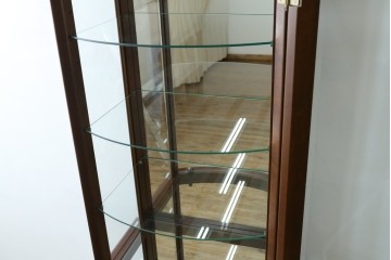 中古　美品　イタリア　ラ・カーサ(LA CASA)　モダンデザインでコレクションや雑貨を美しく魅せる曲げガラス入り縦型キャビネット　(R-083504)