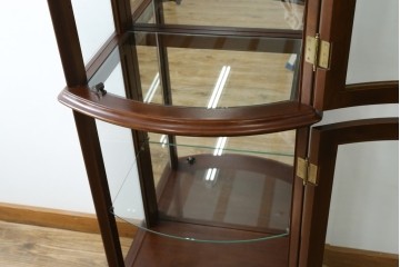 中古　美品　イタリア　ラ・カーサ(LA CASA)　モダンデザインでコレクションや雑貨を美しく魅せる曲げガラス入り縦型キャビネット　(R-083504)