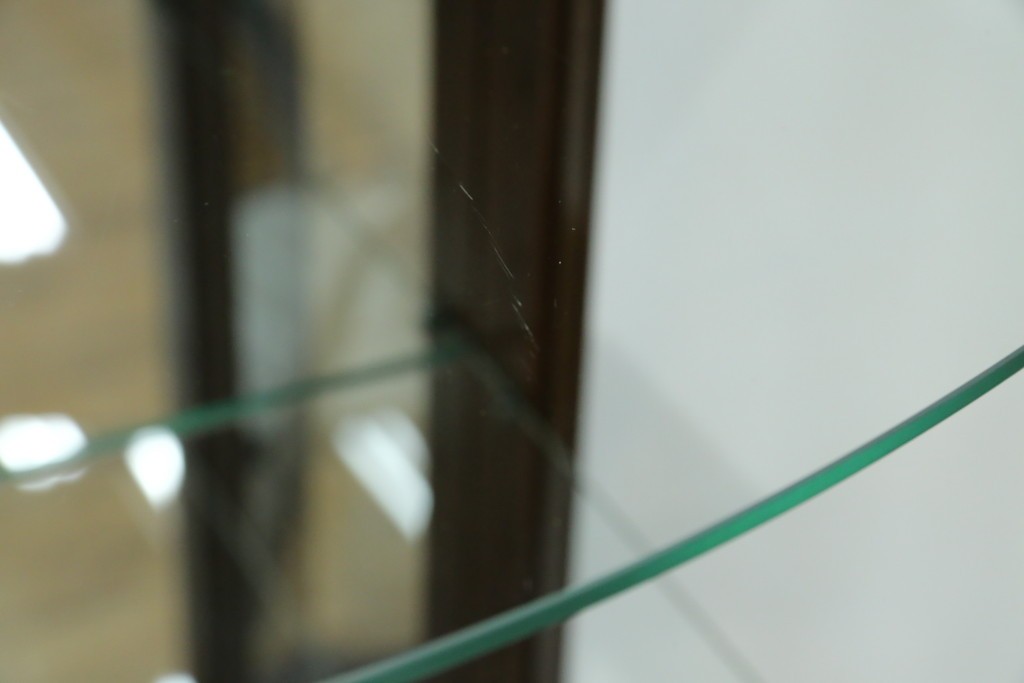 中古　美品　イタリア　ラ・カーサ(LA CASA)　モダンデザインでコレクションや雑貨を美しく魅せる曲げガラス入り縦型キャビネット　(R-083504)