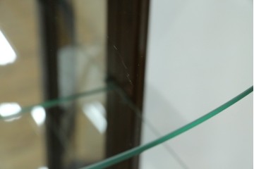 中古　美品　イタリア　ラ・カーサ(LA CASA)　モダンデザインでコレクションや雑貨を美しく魅せる曲げガラス入り縦型キャビネット　(R-083504)