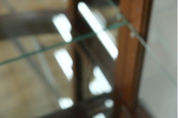 中古　美品　イタリア　ラ・カーサ(LA CASA)　モダンデザインでコレクションや雑貨を美しく魅せる曲げガラス入り縦型キャビネット　(R-083504)