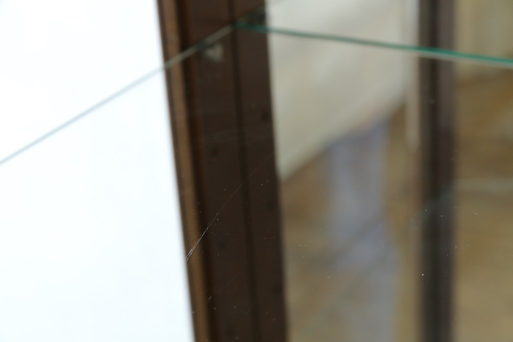 中古　美品　イタリア　ラ・カーサ(LA CASA)　モダンデザインでコレクションや雑貨を美しく魅せる曲げガラス入り縦型キャビネット　(R-083504)