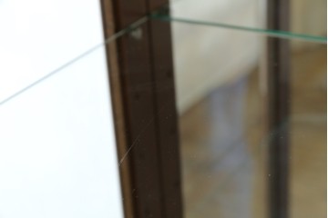 中古　美品　イタリア　ラ・カーサ(LA CASA)　モダンデザインでコレクションや雑貨を美しく魅せる曲げガラス入り縦型キャビネット　(R-083504)