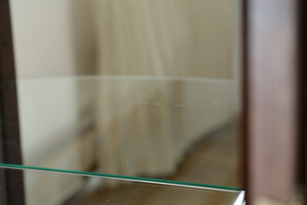 中古　美品　イタリア　ラ・カーサ(LA CASA)　モダンデザインでコレクションや雑貨を美しく魅せる曲げガラス入り縦型キャビネット　(R-083504)