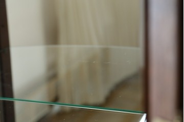 中古　美品　イタリア　ラ・カーサ(LA CASA)　モダンデザインでコレクションや雑貨を美しく魅せる曲げガラス入り縦型キャビネット　(R-083504)