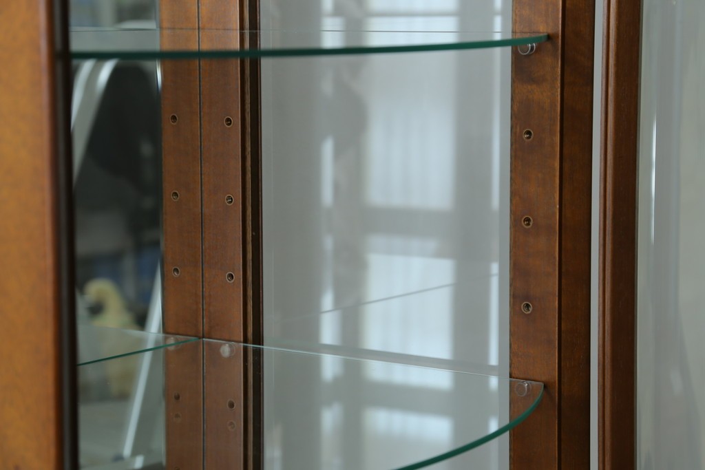 中古　美品　イタリア　ラ・カーサ(LA CASA)　モダンデザインでコレクションや雑貨を美しく魅せる曲げガラス入り縦型キャビネット　(R-083504)