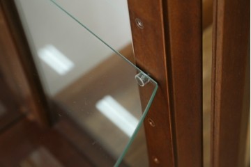 中古　美品　イタリア　ラ・カーサ(LA CASA)　モダンデザインでコレクションや雑貨を美しく魅せる曲げガラス入り縦型キャビネット　(R-083504)