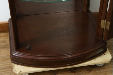 中古　美品　イタリア　ラ・カーサ(LA CASA)　モダンデザインでコレクションや雑貨を美しく魅せる曲げガラス入り縦型キャビネット　(R-083504)