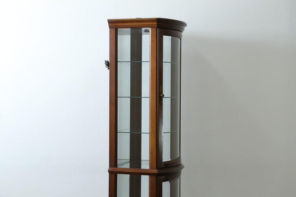 中古　美品　イタリア　ラ・カーサ(LA CASA)　モダンデザインでコレクションや雑貨を美しく魅せる曲げガラス入り縦型キャビネット　(R-083504)