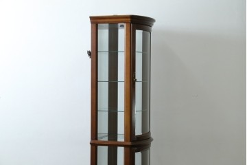 中古　美品　イタリア　ラ・カーサ(LA CASA)　モダンデザインでコレクションや雑貨を美しく魅せる曲げガラス入り縦型キャビネット　(R-083504)