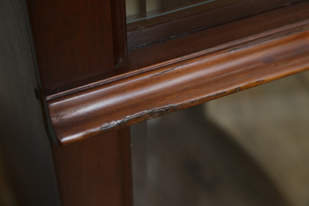 中古　美品　イタリア　ラ・カーサ(LA CASA)　モダンデザインでコレクションや雑貨を美しく魅せる曲げガラス入り縦型キャビネット　(R-083504)