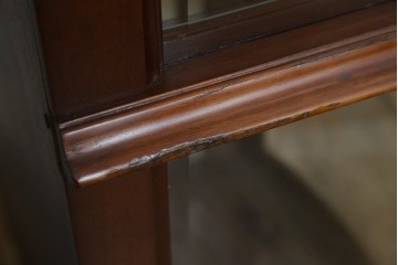 中古　美品　イタリア　ラ・カーサ(LA CASA)　モダンデザインでコレクションや雑貨を美しく魅せる曲げガラス入り縦型キャビネット　(R-083504)