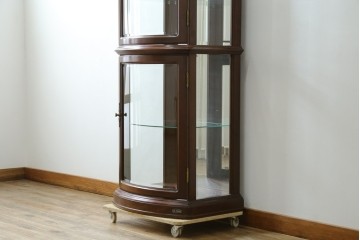 中古　美品　イタリア　ラ・カーサ(LA CASA)　モダンデザインでコレクションや雑貨を美しく魅せる曲げガラス入り縦型キャビネット　(R-083504)